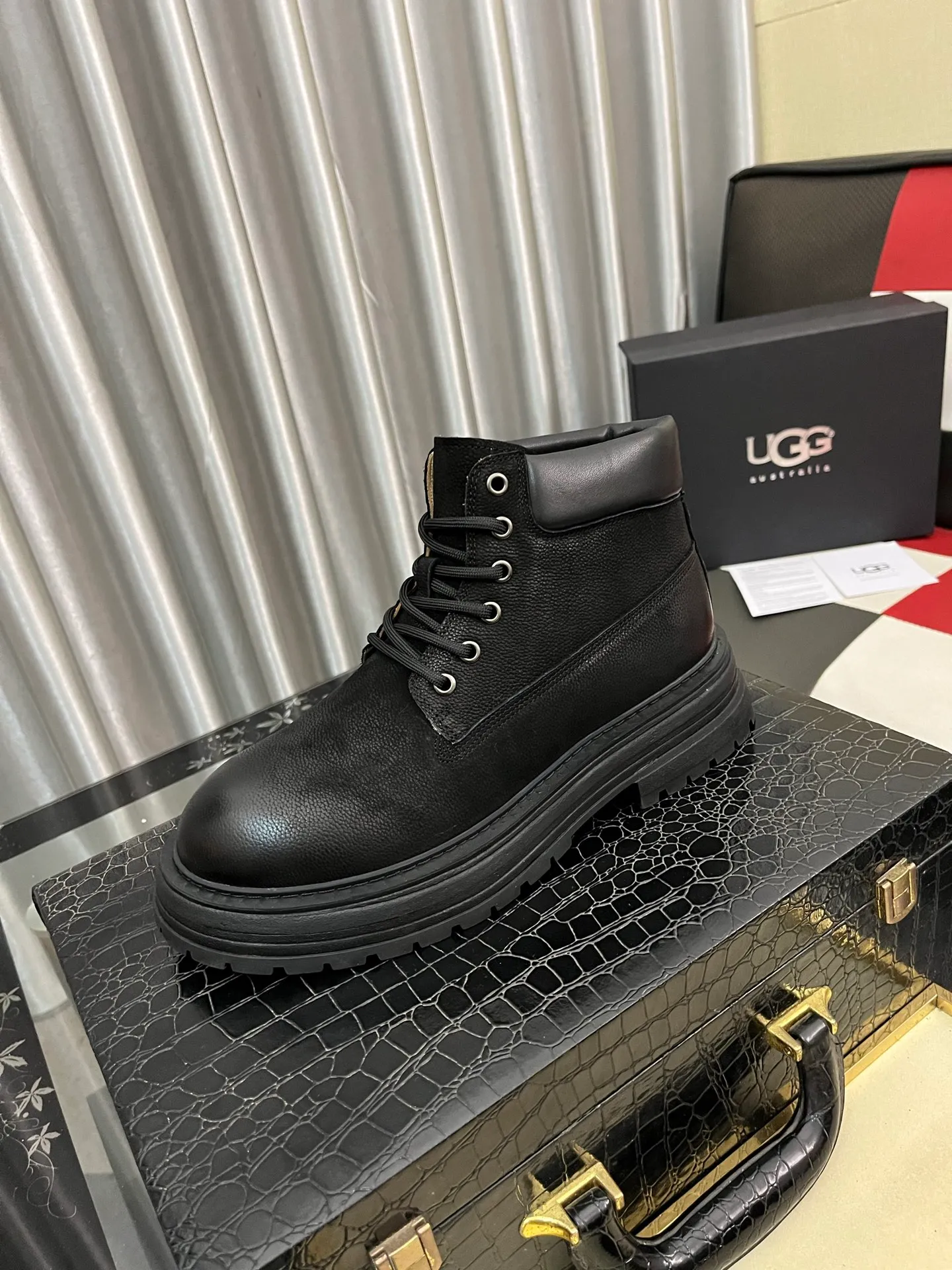 Men's Men's Shoes 💰660⌚️⌚️New UGG fur-integrated men's simple and fashionable snow shoes. The most worth buying at the end of this year are warm casual shoes. Whether you are out and about at home, their comfortable and warm performance will be your most suitable fashion companion! The material is cowhide upper and imported wool is used inside. Two layers of cowhide for warmth and comfort! The eva+ rubber patch outsole is cushioned, wear-resistant, and has good elasticity. It is light and wear-resistant, comfortable and soft, and the new simple cut is more fashionable. It has both practicality and fashion sense, so you no longer have to worry about how to match it in winter, while still maintaining fashionable taste. High-quality genuine wool produced in Dongguan. The material depends on the details! Size: 38-39-40-41-42-43-44-45